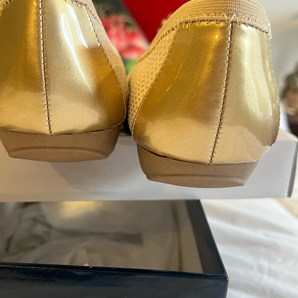 Karen Scott Anjelicaa Flats, natural Scale Size 10M
 New in Box - Picture 4 of 6